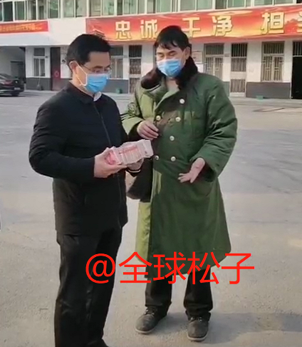 大衣哥朱之文抱着成摞的现金向武汉捐款,总计捐出20万