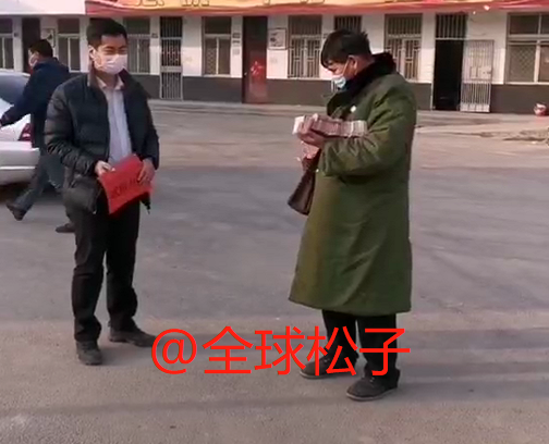 大衣哥朱之文抱着成摞的现金向武汉捐款,总计捐出20万