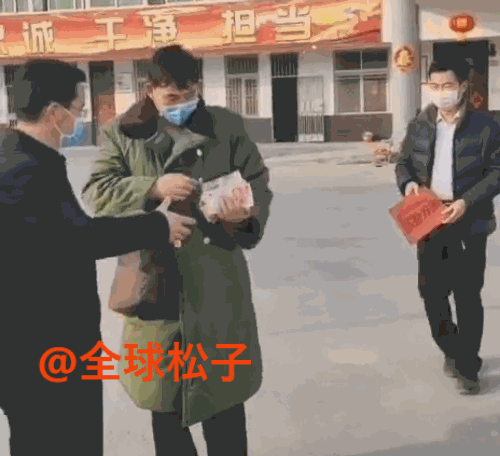 大衣哥朱之文抱着成摞的现金向武汉捐款,总计捐出20万