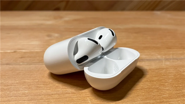 苹果官网现低级失误!AirPods 4变“ArPods 4”,紧急修正引热议