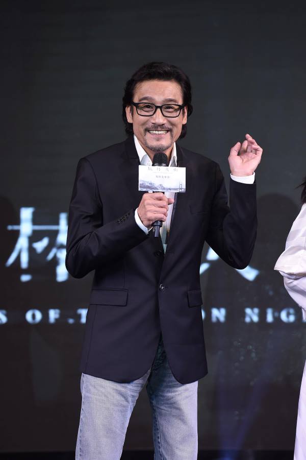 电影《风林火山》热映!梁家辉演退休老警与金城武博弈,红毯绅士举动圈粉