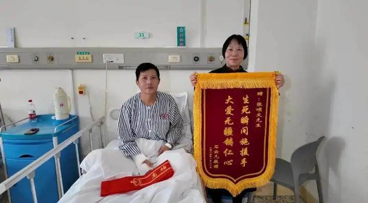 张颂文街头救人暖心一刻:从“高启强”到现实英雄