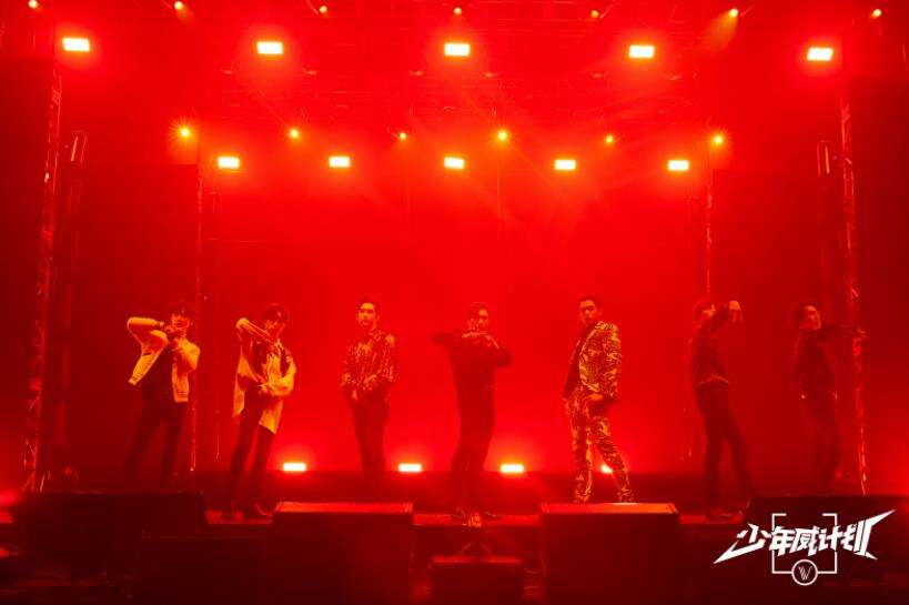 威神V的完美演出点缀了《少年威计划》最后一集,绿海应援蔚为壮观
