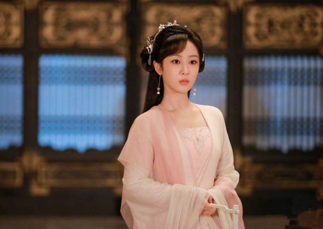 杨肸子曝杨紫剧组 “不拿剧本” 引热议:直言是学习目标