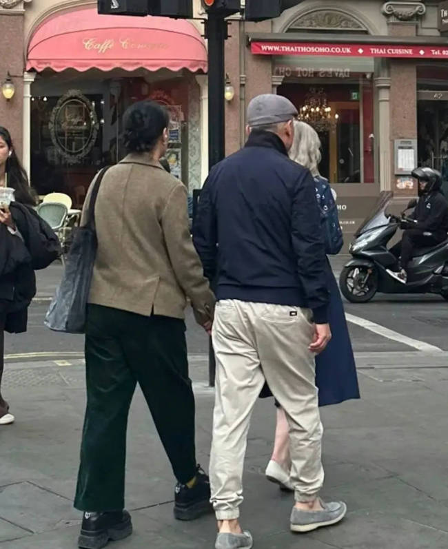 那英夫妇伦敦街头甜蜜牵手,陪女留学生活温馨曝光