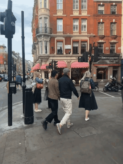 那英夫妇伦敦街头甜蜜牵手,陪女留学生活温馨曝光
