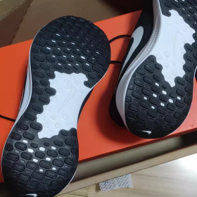 透气性是NIKE R