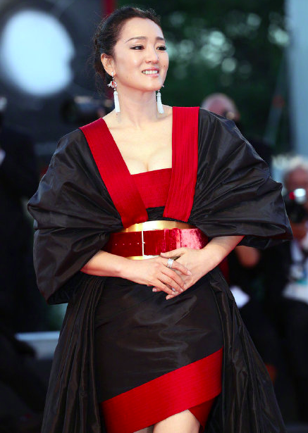 巩俐身穿黑色拖尾礼服现身威尼斯电影节,这身衣服也被称作是女皇装,很符合巩俐的气场。 