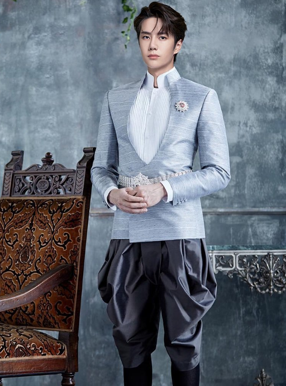 热播剧《陈情令》泰国见面会,主演们换上泰装后的造型秒变贵族公子和公主。