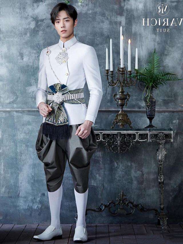 热播剧《陈情令》泰国见面会,主演们换上泰装后的造型秒变贵族公子和公主。