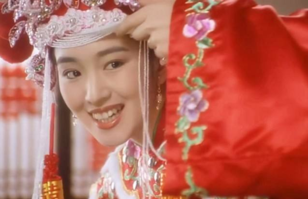 巩俐身穿黑色拖尾礼服现身威尼斯电影节,这身衣服也被称作是女皇装,很符合巩俐的气场。 