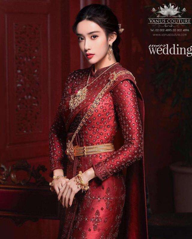 热播剧《陈情令》泰国见面会,主演们换上泰装后的造型秒变贵族公子和公主。